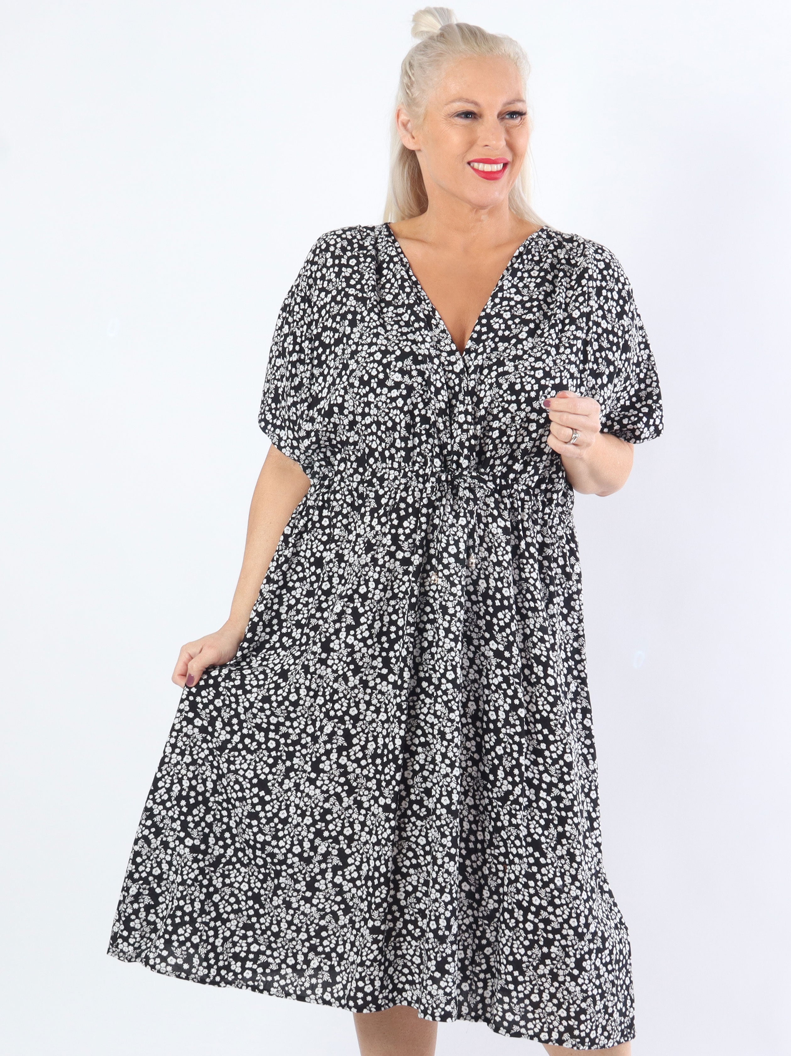Alicia - Sød plus size kjole i småt blomsterprint